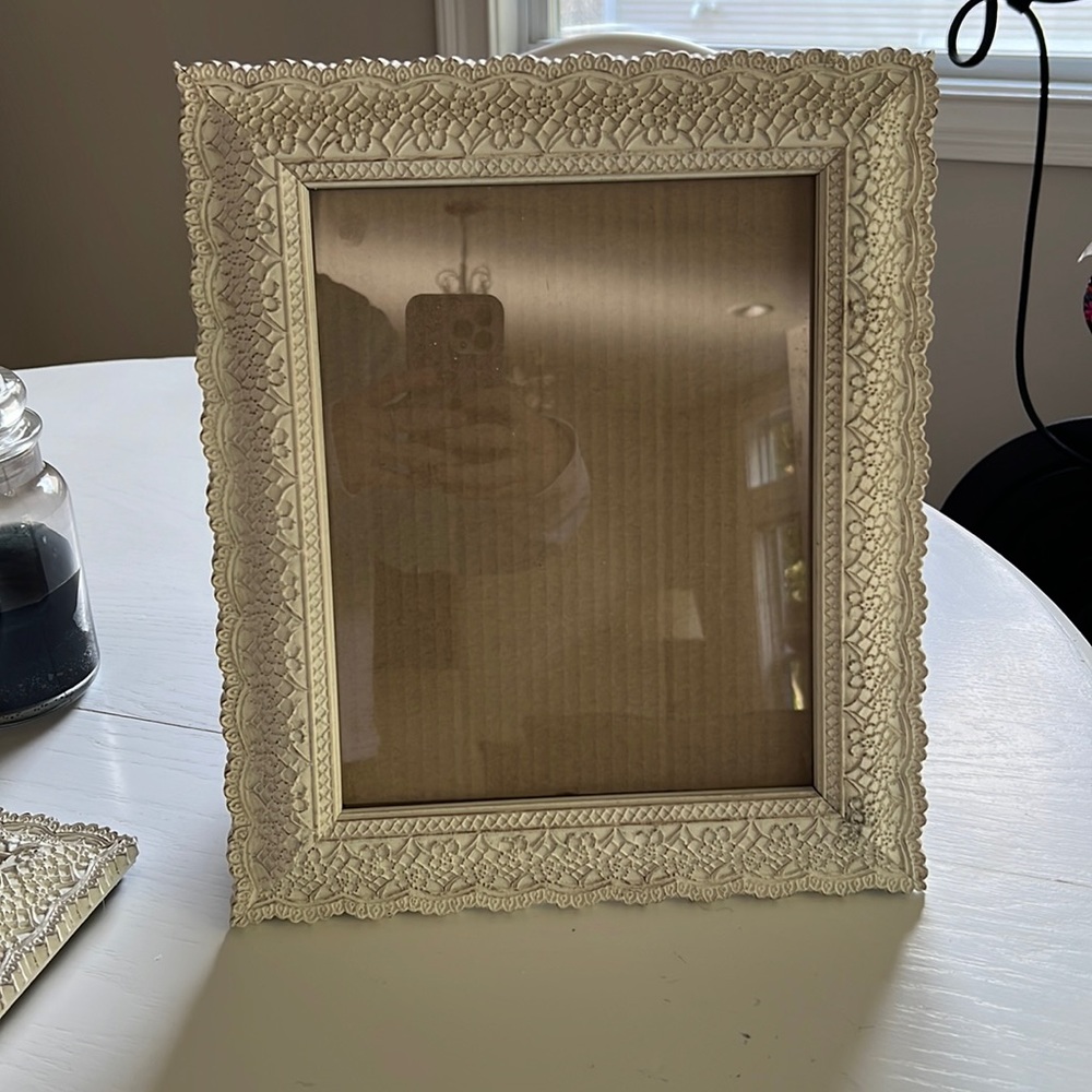 Antique style Cynthia Rowley 8x10 picture frames in good condition